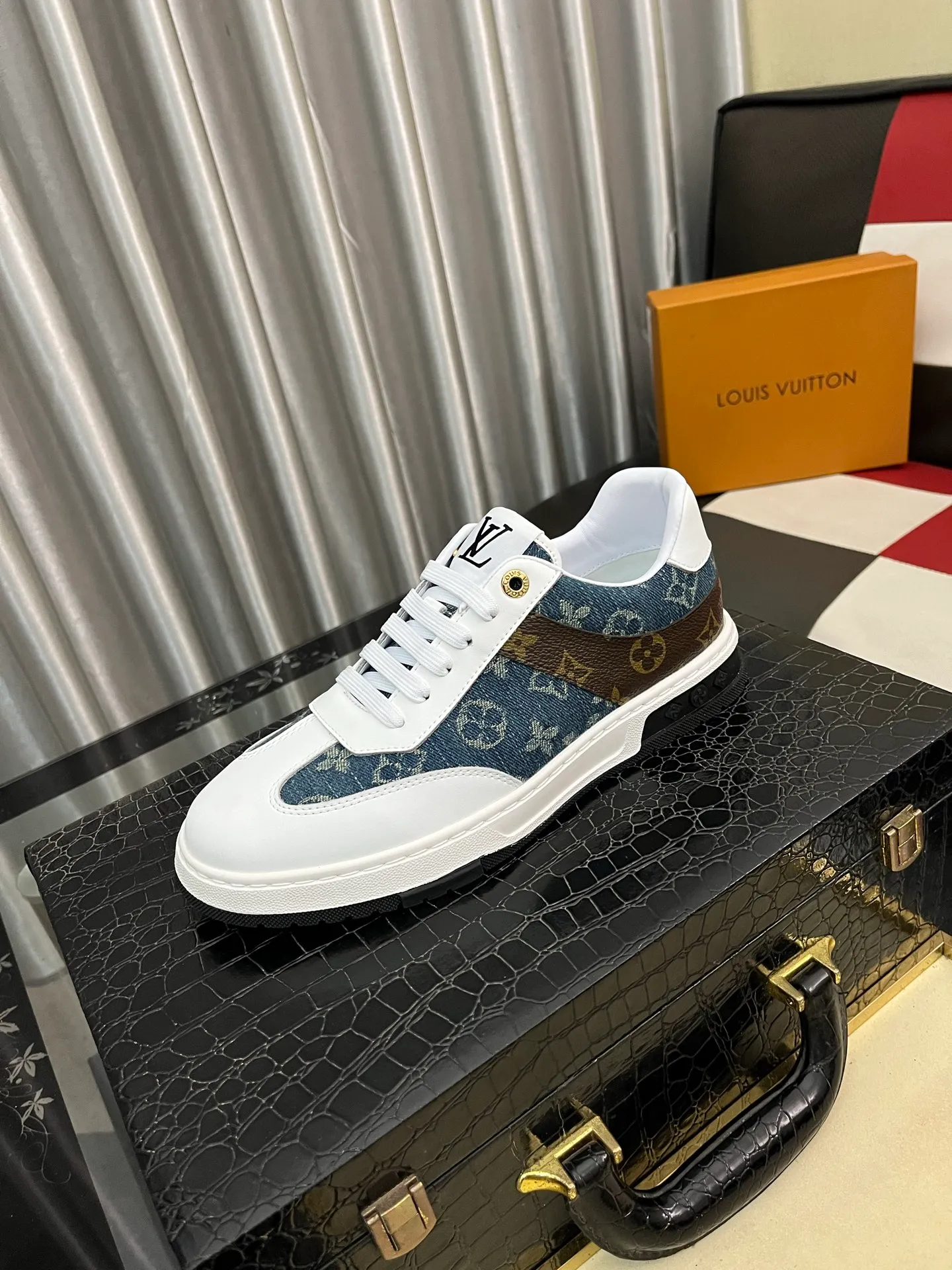 Men's shoes 💰400⌚️⌚️《Louis vuitton/LV Louis Vuitton》original quality.~ Unique modern style sneakers. 🏃A must-have casual shoe for trendy men😍😍 Original brand imported from Italy, imported original leather, cowhide lining (refuses to discolor and grind feet) sole: original sole provided by the original factory, French lazy style design ⚠️Fit to the feet, original quality, super comfortable original sole. Code number: 38-442️⃣Colors available